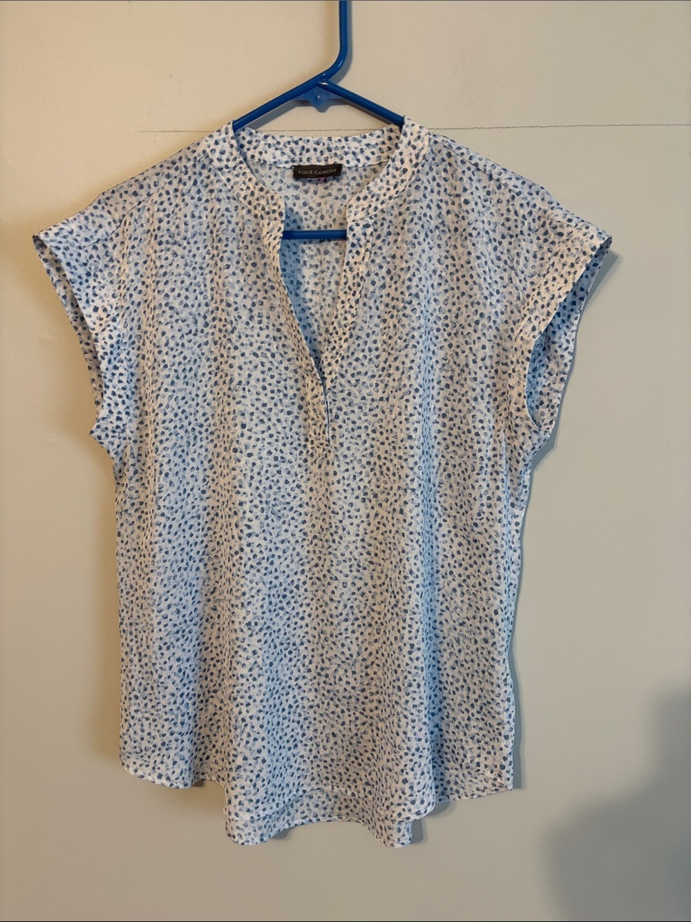 Vince Camuto White Top with Light Blue Micro Print. 💯 poly. Small